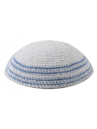 כיפה סרוגה לבנה עם פסים תכלת סביב... | כיפה סרוגה